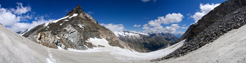 Reggentörl (3056m) mit Vorderem Gubachspitz (3318m) und Simonykees, dahinter der Gipfel des Groen Geigers (3360m), des Grovenedigers (3662m) und des Rainerhorns (3560m), Venedigergruppe, Hohe Tauern, Österreich, August 2011.