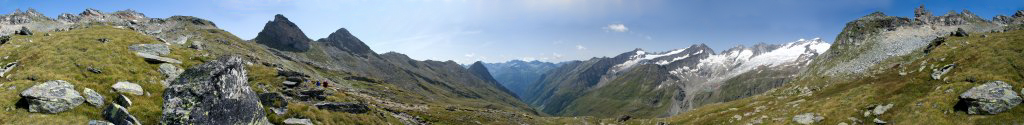 Kurz vor Erreichen des Türmljochs (2790m) - Blick auf Lasörlinggruppe, Rostocker Eck, Reggentörl und Westliche sowie Östliche Simony-Spitze, Venedigergruppe, Hohe Tauern, Österreich, August 2011.