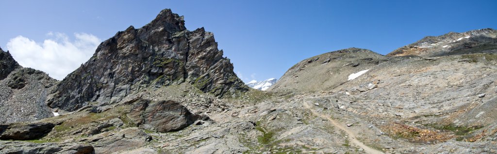 Westliche (3481m) und Östliche Simony-Spitze (3448m) schauen durchs Türmljoch (2790m), Venedigergruppe, Hohe Tauern, Österreich, August 2011.