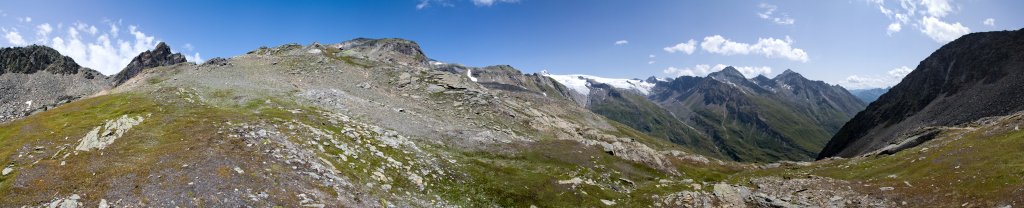 Südseitiger Gletscher am Großvenediger mit Rainerhorn kurz nach der Überschreitung des Türmljochs, Venedigergruppe, Hohe Tauern, Österreich, August 2011.