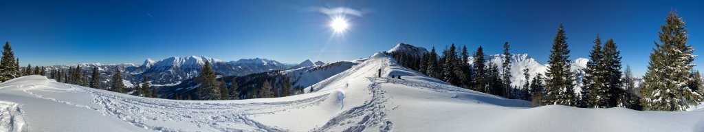 Im Aufstieg zur Achenkirchner Hochplatte mit Blick auf Guffert, Unnütz und Rofan, Karwendelgebirge, Januar 2012.