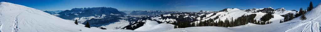 360-Grad-Panorama am Vorgipfel des Brennkopfes (1353m) bei Walchsee mit weitem Blick über den Zahmen und Wilden Kaiser, das Inntal, Rofan, Mangfallgebirge und die angrenzenden Chiemgauer Berge, Kaiserwinkel, Chiemgauer Alpen, Österreich, Februar 2012.
