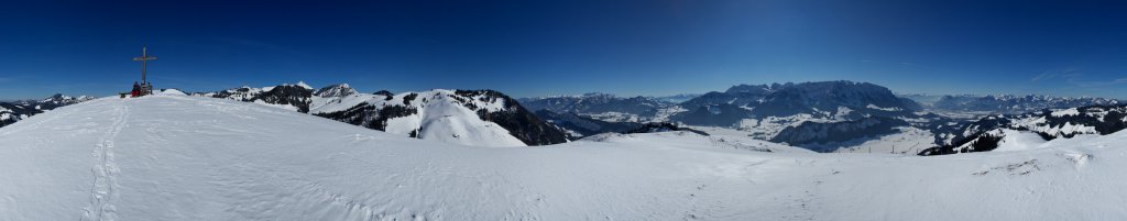 360-Grad-Panorama am Brennkopf (1353m) mit Geigelstein und Breitenstein, Loferer und Leoganger Steinbergen, Hohen Tauern, Zahmem und Wildem Kaiser, Inntal, Rofan und Mangfallgebirge, Kaiserwinkel, Chiemgauer Alpen, Österreich, Februar 2012.