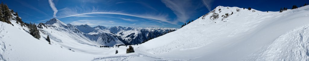 Weiter Blick über die Kitzbüheler Alpen; in der Nachbarschaft der Bischof, die Sonnspitze und der Wei&szligkopfkogel, Östliche Kitzbüheler Alpen, Österreich, März 2012