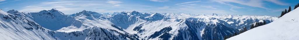 Blick über die westlichen Kitzbüheler Alpen und auf den Großvenediger vom Rastpunkt unterhalb des Weißkopfkogels, Östliche Kitzbüheler Alpen, Österreich, März 2012