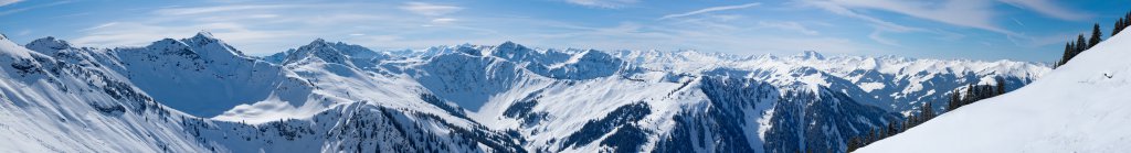 Blick über die westlichen Kitzbüheler Alpen und auf den Großvenediger vom Rastpunkt unterhalb des Weißkopfkogels, Östliche Kitzbüheler Alpen, Österreich, März 2012