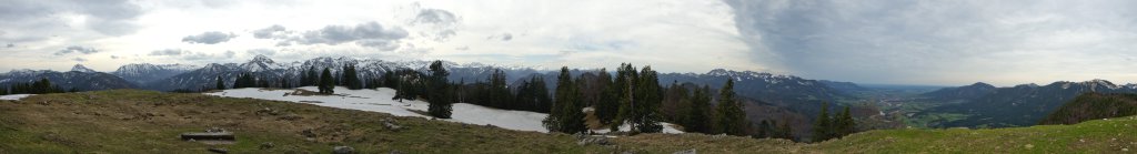 Panorama am Gipfel der Hochalm (1427m) im Mangfallgebirge mit Blick auf den Guffert, den Unnütz, 
     den Juifen & Demeljoch, Karwendel und Wetterstein sowie die Benediktenwand; aufgenommen an einem 
     trüben Wochenende Ende April bei starkem Fön, Mangfallgebirge, April 2012