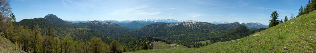 Panorama vom Aufstieg von der Staffelalm zum Rabenkopf (1556m) mit Blick 
	 über Benediktenwand, Guffert, Juifen, Hirschhörndlkopf und Jochberg, Karwendel-, Soiern- und Wetterstein-Gebirge, Bayrische Voralpen, Mai 2012