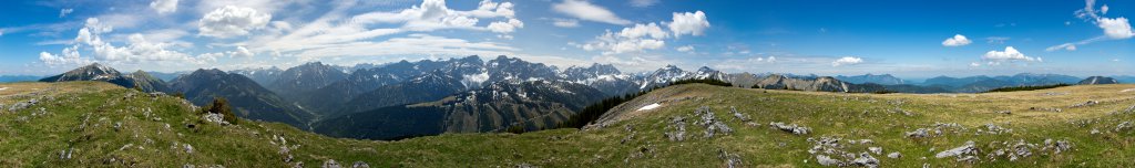 360-Grad-Gipfelpanorama auf dem Fußballfeld großen, ebenen Gipfel des Vorderskopfes (1858m) mit Blick auf Schafreuther, Karwendel, Soierngebirge und Benediktenwand, Karwendel, Mai 2012