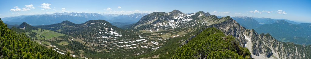 Gipfelpanorama von der Hohen Kisten (1922m) mit Blick auf Karwendelgebirge, Wetterstein, Klaffen, Krottenkopf und Oberen Ri&szligkopf, Estergebirge, Juni 2012