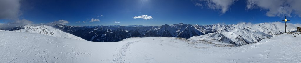 Panorama vom Gipfel der Henne (2474m) über Rieserfernergruppe, die Gipfel der Dolomiten von den Sextener Dolomiten bis zum Schlern und die westlichen Ahrntaler Berge, Weissenbachtal, Ahrntaler Alpen, Februar 2012.