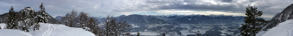 Panorama vom Feuerköpfl (1292m) mit Blick auf den Jochkopf, den Zahmen und Wilden Kaiser, Kitzbühler Alpen, den Rettenstein und den Alpen-Hauptkamm mit dem Großvenediger, Brandenberger Alpen, Österreich, Januar 2013