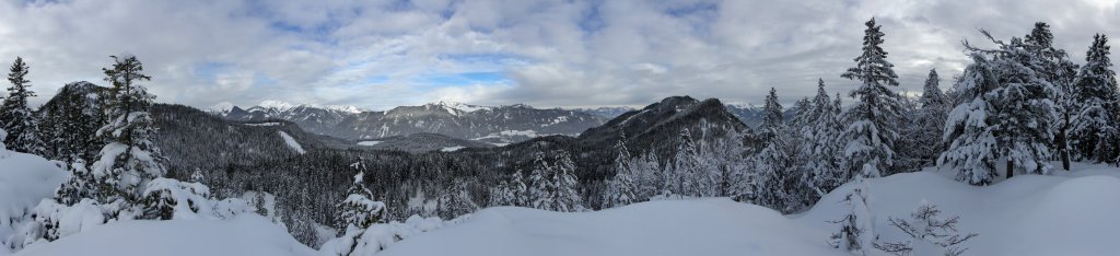Panorama vom Jochkopf (1408m) mit Blick auf Hinteres Sonnwendjoch, Mangfallgebirge und Pendling, Brandenberger Alpen, Österreich, Januar 2013
