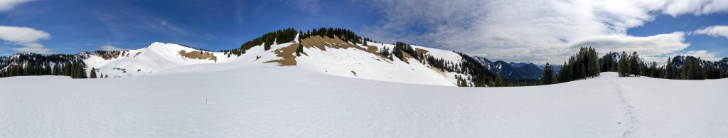 Panorama auf dem Weg zum Seekarkreuz (1601m) vor dem Erreichen der Rauhalm unterhalb von Brandkopf (1589m) und Mühltaleck (1518m), Bayrische Alpen, April 2013