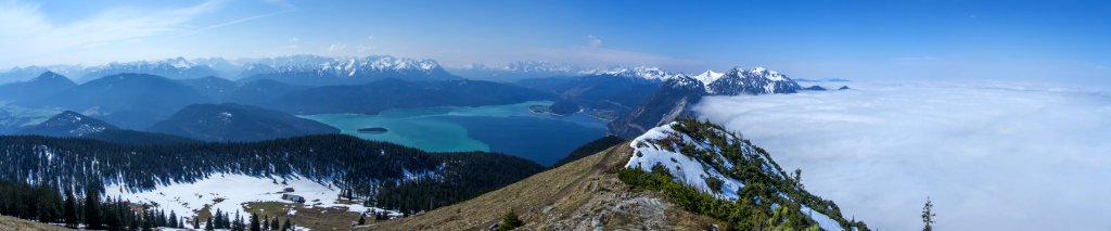 Blick vom Jochberg (1565m) auf den Walchensee, Karwendel-, Soiern- und Estergebirge sowie den Herzogstand und Heimgarten, Bayrische Alpen, April 2013