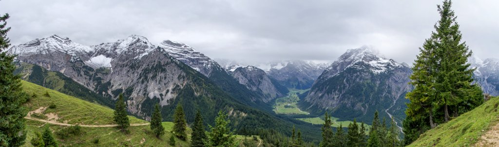Karwendelgebirge Mitte September - Blick ins Rissbachtal vom Aufstieg auf den Kompar (2011m) mit Blick auf Schaufelspitze und Falkengruppe, Karwendel, Österreich, September 2013