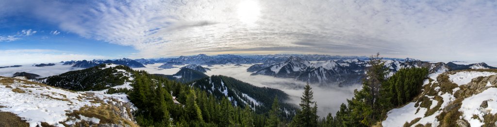 Weiter Blick vom Gipfel des Hirschbergs (1668m) über die Bayrischen Voralpen-Berge und bis hin zu Wildem Kaiser und Hohen Tauern, Bayrische Alpen, November 2013