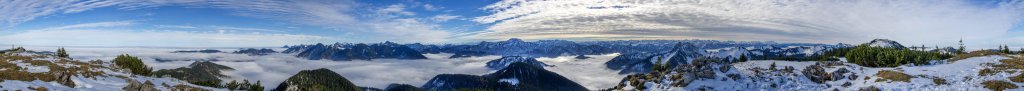 360-Grad-Panorama vom Rauheck (1653m), dem Vorgipfel des Hirschberg (1668m) in den Bayrischen Voralpen, vom dem sich an klaren Wintertagen eine Fernsicht bis zu den Hohen Tauern und zum Wetterstein eröffnet, Bayrische Alpen, November 2013