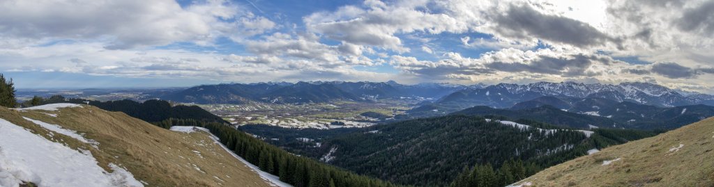 Blick vom Ziesel (1348m) auf die Bayrischen Voralpen, das Lenggrieser Tal und die Benediktenwand, Bayrische Alpen, Dezember 2013