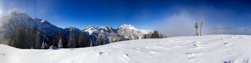 Am Gipfel des Gütenberg Kopfes (1664m) mit Blick auf Falzthurnjoch (2150m), Bettlerkar Spitze (2287m), Satteljoch (1935m), Plumsjoch (1920m) und Montschein Spitze (2106m), Karwendel, Dezember 2013