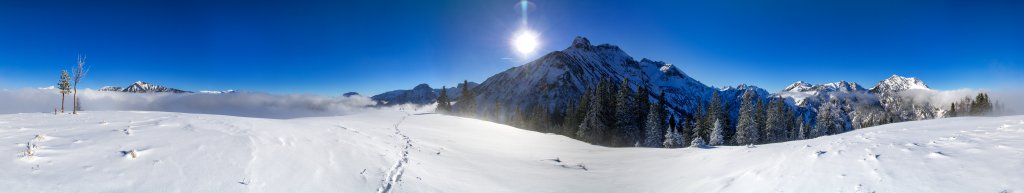 360-Grad-Panorama am Gipfel des Gütenberg Kopfes (1664m) mit Blick auf Seeberg Spitze (2085m), Rofan, Bärenkopf (1991m), Dristkopf (2005m), Falzthurnjoch (2150m), Bettlerkar Spitze (2287m), Satteljoch (1935m), Plumsjoch (1920m) und Montschein Spitze (2106m), Karwendel, Dezember 2013