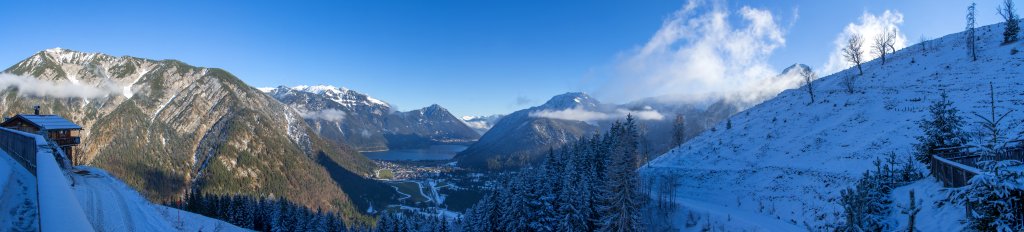 Blick von der Terrasse der Feil-Alm (1372m) mit Seeberg Spitze (2085m), Pertisau und Achensee vor dem Rofan-Gebirge, Bärenkopf (1991m) und dem langen Kamm des Stanser Jochs (2102m), Karwendel, Dezember 2013