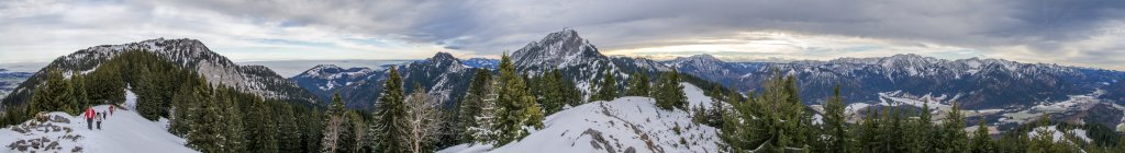 Gipfelpanorama auf dem Schweinsberg (1614m), einer Graterhebung zwischen dem Breitenstein (1622m) und dem Wendelstein (1838m), im Süden mit dem Großen Traithen (1852m), dem Dürrmiesing (1863m) und Hochmiesing (1883m) sowie dem Rotwandgebiet, Mangfallgebirge, Bayrische Alpen, Januar 2014.