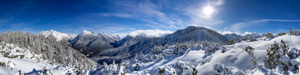 Panorama auf dem Lehntalkopf (Hinteres Schnabelegg) mit Blick über Westliche Karwendelspitze (2385m), Pleisen-Spitze (2567m), Hoher Gleiersch (2491m), den benachbarten Zäunlkopf (1749m) und den südlichen Karwendelkamm nahe Seefeld mit der Reither Spitze (2373m), Karwendelgebirge, Februar 2014.