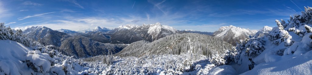 Zwischen Lehntalkopf und Zäunlkopf (1749m) eröffnet sich am Kamm der Rundumblick von der Pleisenspitze (2567m), der Westlichen Karwendelspitze (2385m), dem Wetterstein mit Wetterstein-Spitze, Ofele-Kopf und Leutascher Dreitorspitze, der Gehren Spitze (2367m), Östl. und Westl. Hohe Munde (2659m) und Mieminger Kette bis hin zur südlichen Karwendelkette mit Seefelder Spitze (2220m) und Reither Spitze (2373m), Karwendelgebirge, Februar 2014.