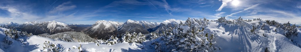 360-Grad-Panorama am Gipfel des Zäunlkopfes (1749m), der einen weiten Blick auf das Westliche Karwendel, den Wetterstein und die Hohe Munde mit dahinter liegender Mieminger Kette erlaubt, Karwendelgebirge, Februar 2014.