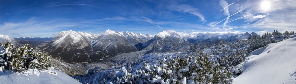 Gipfelpanorama auf dem Zäunlkopf (1749m) mit Blick auf die Westliche Karwendelspitze (2385m), Pleisen-Spitze (2567m) und den Hohen Gleiersch (2491m), Karwendelgebirge, Februar 2014.