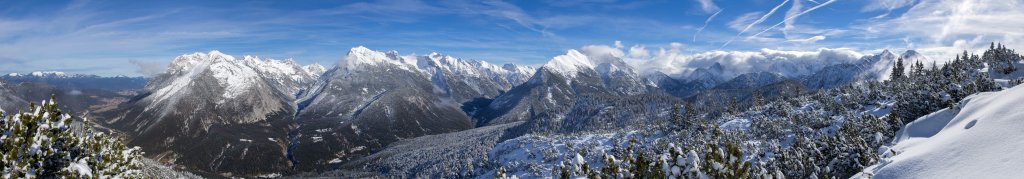 Gipfelpanorama auf dem Zäunlkopf (1749m) mit Blick auf die Westliche Karwendelspitze (2385m), Pleisen-Spitze (2567m), Hohen Gleiersch (2491m) und eine Fönwalze über der südlichen Karwendelkette, Karwendelgebirge, Februar 2014.