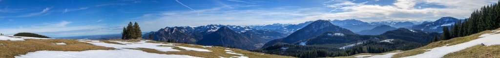 Der Rehleitenkopf (1338m) über dem Wirtshaus Asten eröffnet einen weiten Blick über das Alpenvorland bei Rosenheim, die Chiemgauer Alpen, die Loferer Steinberge, den Zahmen und Wilden Kaiser (teilweise verdeckt vom Jochstein, 1448m), die westlichen Kitzbüheler Alpen und schließlich einen Teil des östlichen Alpenhauptkamm mit dem klar erkennbaren Großvenediger (3666m), Mangfallgebirge, Bayrische Alpen, Februar 2014.