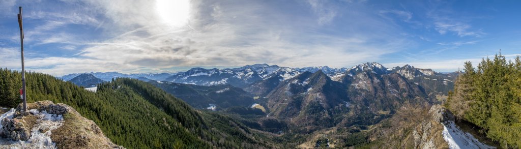 Gipfelpanorama auf dem felsigen Gipfel des Rehleitenkopfes (1338m) mit südwärts gewandtem Blick über den Wilden Kaiser (teilweise verdeckt vom Jochstein, 1448m), Teilen des östlichen Alpenhauptkammes mit dem Großvenediger (3666m) und dem Mangfallgebirge mit Brünnstein (1634m), Brünnsteinschanze (1547m), Unterberger Joch (1828m), Großem Traithen (1852m), Kleinem Traithen (1722m), Rotwandgebiet, dem Wendelstein (1838m) und dem Breitenstein (1622m), Mangfallgebirge, Bayrische Alpen, Februar 2014.