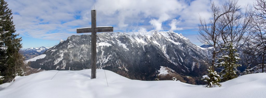 Gipfelkreuz des Gamskogel (1449m) vor der Bergkette des Zahmen Kaisers mit der Pyramidenspitze (1998m), Wilder Kaiser, Februar 2014.