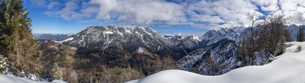 Blick vom Gamskogel (1449m) auf die westlichen Chiemgauer Alpen mit Heuberg (1338m), Wasserwand (1367m) und Hochries (1569m), die Bergkette des Zahmen Kaisers mit Pyramidenspitze (1998m), Stripsenkopf (1807m) und Feldberg (1813m) sowie einen Teil der Bergkette des Wilden Kaisers mit Totenkirchl (2190m), Fleischbank (2187m) und Vorderer & Hinterer Karlsspitze (2260m / 2281m), Wilder Kaiser, Februar 2014.