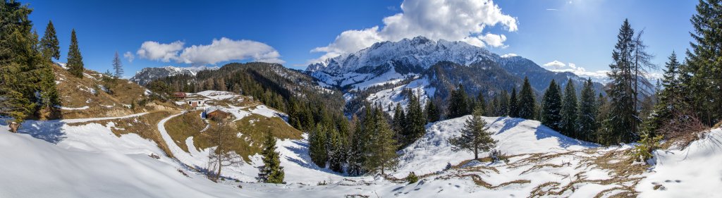 Bergpanorama am Brentenjoch (1204m) mit Blick auf den Zahmen Kaiser, den Gamskogel (1449m) und den Wilden Kaiser mit Scheffauer (2111m) und Zettenkaiser (1968m), Wilder Kaiser, Februar 2014.