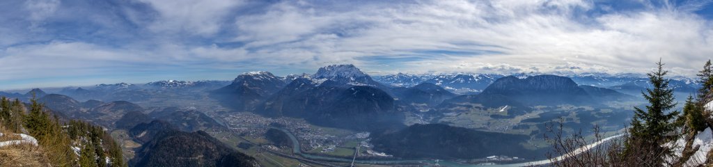 Die Aussichtsterrasse auf dem Pendling (1565m) bietet einen weiten Blick über das Inntal bei Kufstein, die Chiemgauer Alpen, Zahmen und Wilden Kaiser sowie die Kitzbüheler Alpen, von denen das Kitzbüheler Horn, die Hohe Salve und der Rettenstein gut erkennbar sind, Mangfallgebirge, März 2014.