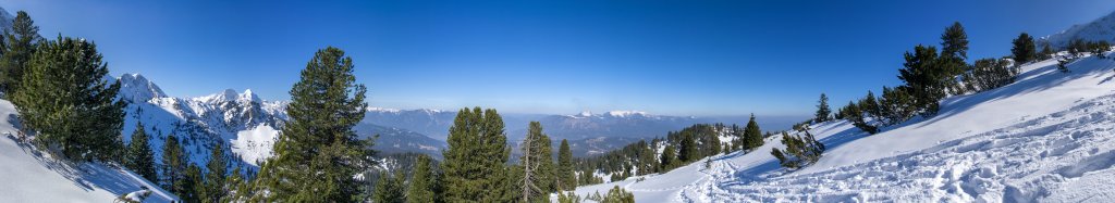 Panorama am Gipfel des Oberen Kämikopfes (1861m) mit Blick auf den Kämitorkopf, Hochblassen, Alpspitze, Wank und Estergebirge, Wettersteingebirge, März 2014.