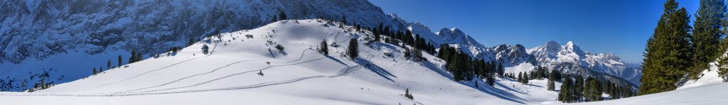 Oberer Kämikopf (1861m) unterhalb der mächtigen Wettersteinwand, der benachbarte Kämitorkopf (1870m) und Blick hinüber zu Hochblassen (2703m) und Alpspitze (2628m), Wettersteingebirge, März 2014.