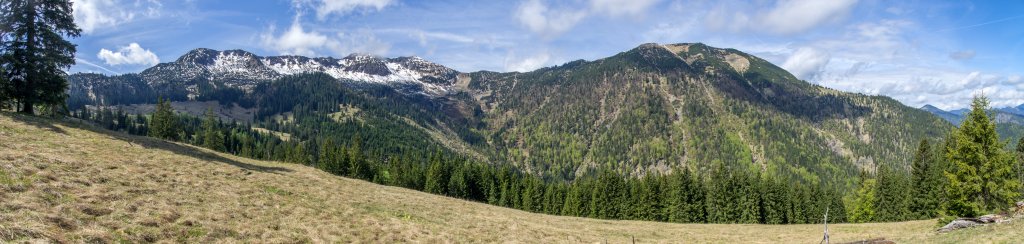 Blick auf den Kamm mit Östlichem Torjoch (1828m), Luderwänden und Stierjoch (1908m) sowie den gegenüberliegenden Kotzen (1771m), Karwendelgebirge, Mai 2014.