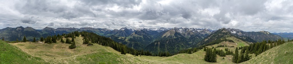 Der Lerchkogel (1688m) bietet einen weiten Rundumblick über das nördliche Karwendel vom Demeljoch, Zotenjoch und Juifen über Marbichlerspitze, Hochplatte, Schreckenspitze und Montscheinspitze bis hinüber zu Grasberg, Kompar, Plumsjoch und Schaufelspitze sowie Teile des Karwendel-Hauptkamms, Karwendelgebirge, Mai 2014.