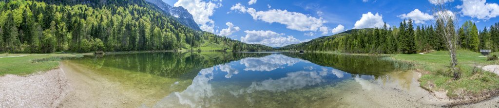 Spiegelbild von Wettersteinspitze und Wolken im Ferchtensee bei Mittenwald, Wettersteingebirge, Mai 2014.