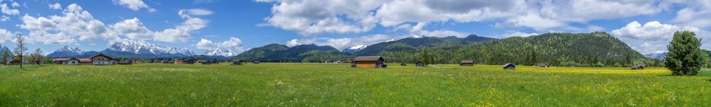 Die Schwemmlandebene des Isarwinkels mit den Ortschaften Wallgau und Krün eröffnet einen weiten Rundumblick auf die Arnspitzen, das Wettersteingebirge mit Wettersteinspitze, Partenkirchener Dreitorspitze, Alpspitze und Zugspitze, die Berge des Estergebirges sowie den nahe gelegenen Mitterberg, Wettersteingebirge, Mai 2014.