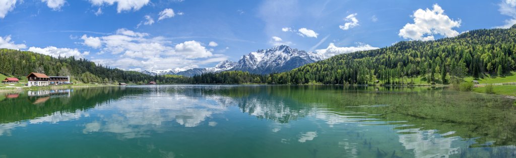 Der Lautersee bei Mittenwald bietet ein phantastisches Bergpanorama mit Blick auf das Soierngebirge und das westliche Karwendelgebirge, Wettersteingebirge, Mai 2014.