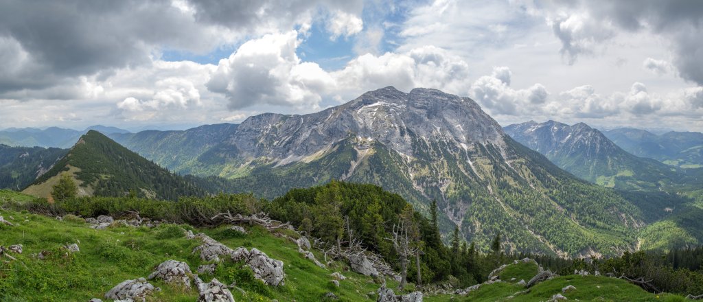 Blick vom Gipfel des Schneidjochs (1811m) auf Schneidjochsattel, den Guffert (2194m), Vorderunnütz (2078m), Hochunnütz (2075m) und Hinterunnütz (2007m), Brandenberger Alpen, Österreich, Juni 2014.
