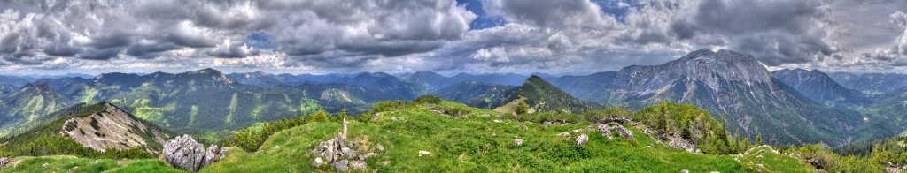 360-Grad-Panorama am Gipfel des Schneidjochs (1811m) mit Blick auf den Kamm der Blauberge mit der Halserspitze, den Risserkogel, die beiden Schinder (Bayrischer und Östereichischer), das Hintere Sonnwendjoch, den Abendstein, den Guffert und die Gruppe der drei Unnütze, Brandenberger Alpen, Österreich, Juni 2014.