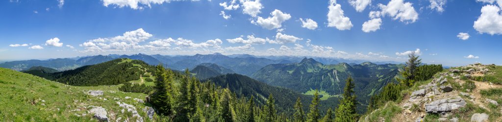 Das Gipfel-Panorama auf dem Hirschberg (1670m) eröffnet einen weiten Blick über die Bayrischen Alpen bis hin zum Alpen-Hauptkamm und den Hohen Tauern, Bayrische Voralpen, Juni 2014.