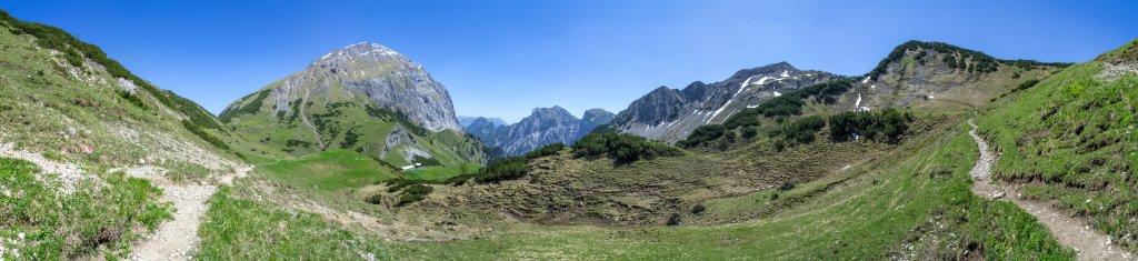 Blick auf die Gramei-Alm Hochleger unter dem Sonnjoch (2458m), Rappenspitze (2223m) und Hahnkampl Spitze (2080m), Karwendel, Österreich, Juni 2014.