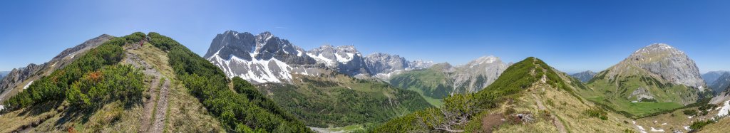 360-Grad-Panorama am Halsl zwischen Binssattel und Hahnkampl Spitze (2080m) mit Blick auf die Berge der nördlichen Karwendelkette von der Lamsen Spitze über die Lalider Wände bis hin zur Birkkar Spitze sowie auf Gumpen Spitze, Gamsjoch, Grameijoch und Sonnjoch, Karwendel, Österreich, Juni 2014.